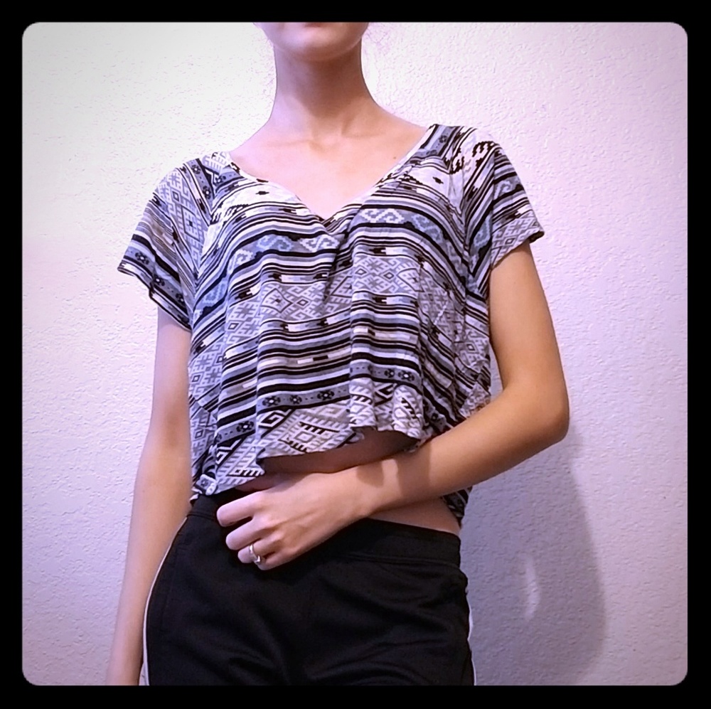 Chloe K Oversized Crop Top - Picture 2 of 6